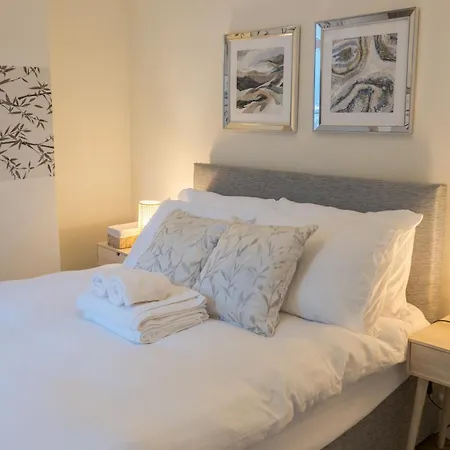 Centre D1 - 2 Bedroom Spacious Modern Duplex House *