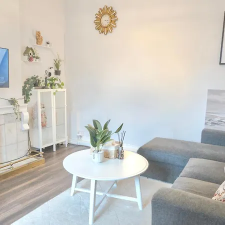 Apartment Centre D1 - 2 Bedroom Spacious Modern Duplex House *